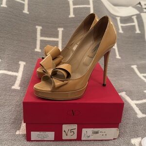 Valentino Sz 38 / 8 Nude Patent Leather Heels w/ Bows, Orig Box and Dust Bag